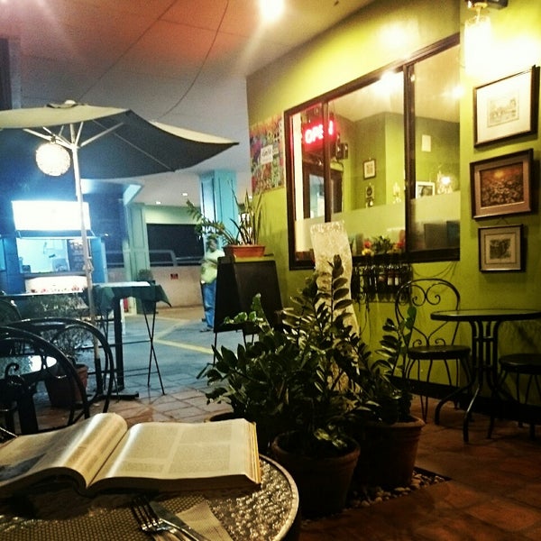 Foto tomada en Galli Village Cafe  por Jeff E. el 8/22/2014