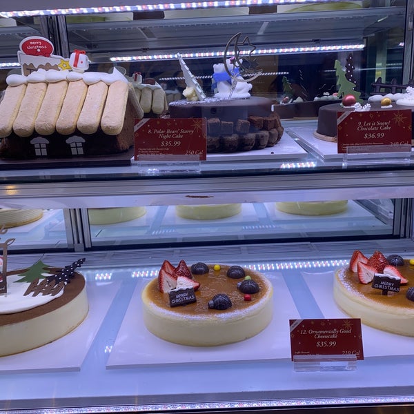Photo taken at Paris Baguette by Xiao T. on 12/25/2019