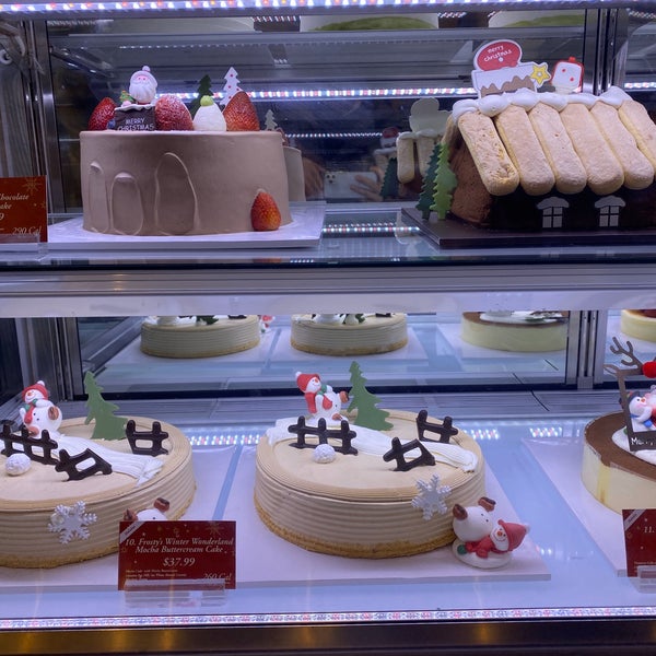 Photo taken at Paris Baguette by Xiao T. on 12/25/2019