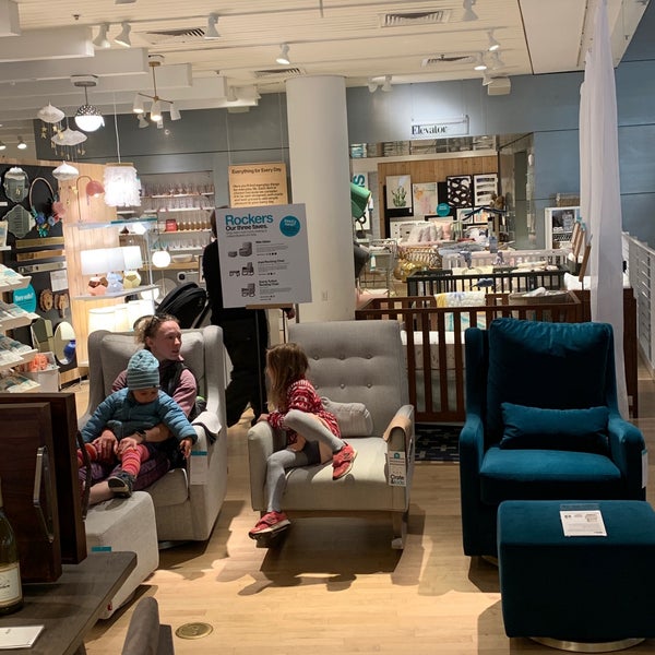Photo taken at Crate &amp; Barrel by Ruslan A. on 5/1/2019
