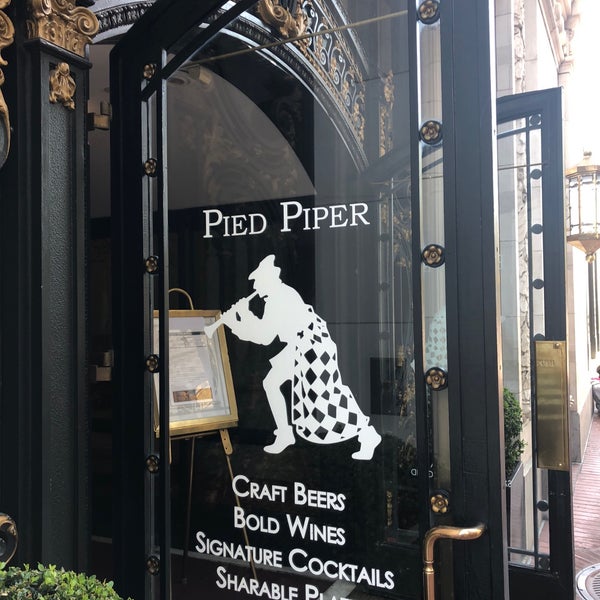 รูปภาพถ่ายที่ Pied Piper Bar &amp; Grill โดย Ruslan A. เมื่อ 7/12/2018