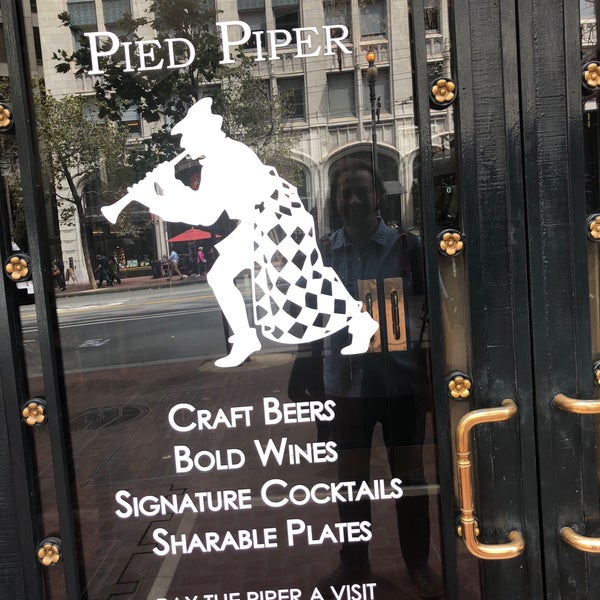 รูปภาพถ่ายที่ Pied Piper Bar &amp; Grill โดย Ruslan A. เมื่อ 8/27/2018