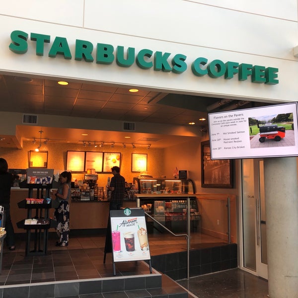 Foto tomada en Starbucks @ Electronic Arts  por Ruslan A. el 6/29/2018