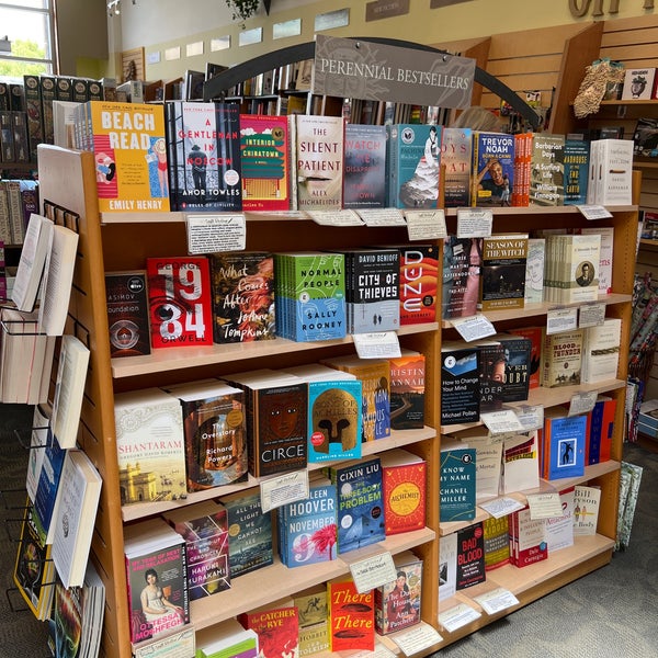 Books inc. Books inc. Книжный магазин на бауманской. Книжный магазин на бауманской в москве. Books inc.
