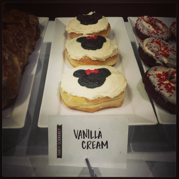 Das Foto wurde bei Holey Moley Coffee + Doughnuts von Alvin V. am 7/26/2015 aufgenommen