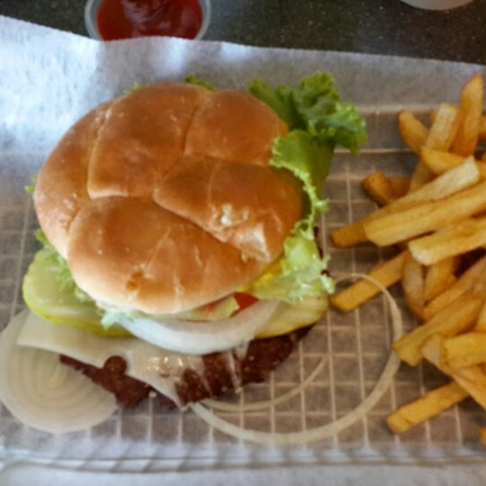 Photo taken at Burger Boss by Monzer F. on 8/18/2014