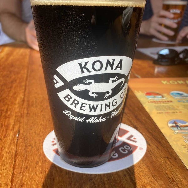 Foto diambil di Kona Brewing Co. &amp; Brewpub oleh Kim B. pada 10/21/2022