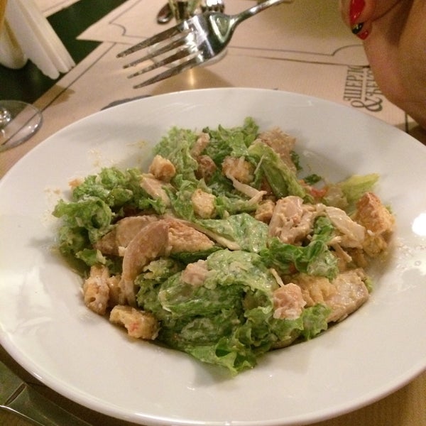 Щедра порція салату " Цезар" і досить смачний))