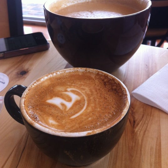 11/12/2012にYennie B.がAlaska Coffee Roasting Co.で撮った写真
