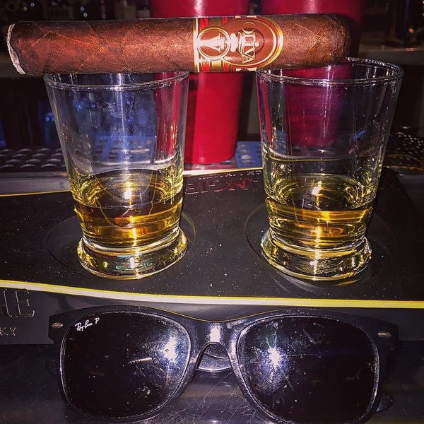 10/15/2015에 JoRob J.님이 Civil Cigar Lounge에서 찍은 사진