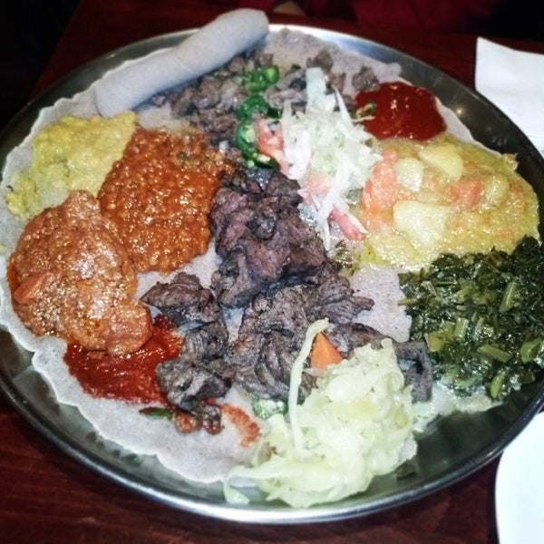 Foto tirada no(a) Etete Ethiopian Cuisine por JoRob J. em 1/12/2014