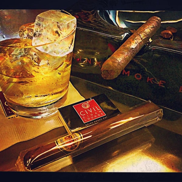 Foto tirada no(a) Civil Cigar Lounge por JoRob J. em 9/26/2015
