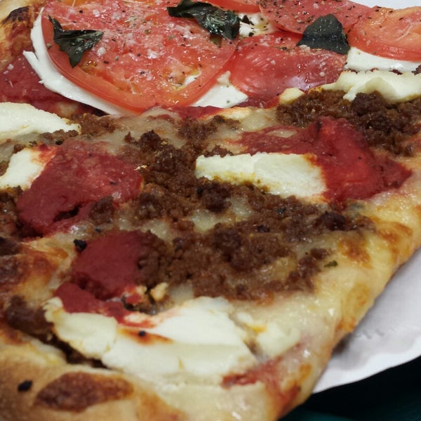 รูปภาพถ่ายที่ Roma Pizza โดย Wilton W. เมื่อ 11/6/2014