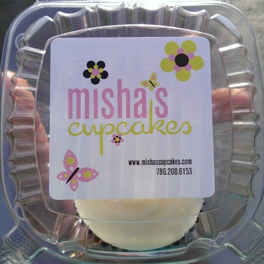 รูปภาพถ่ายที่ Misha&#39;s Cupcakes โดย Tonio M. เมื่อ 4/4/2014