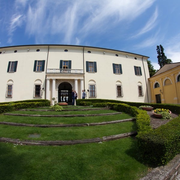 Photo taken at Palazzo Arzaga Hotel Lake Garda - Spa &amp; Golf Club Resort by Lóránt S. on 5/6/2014
