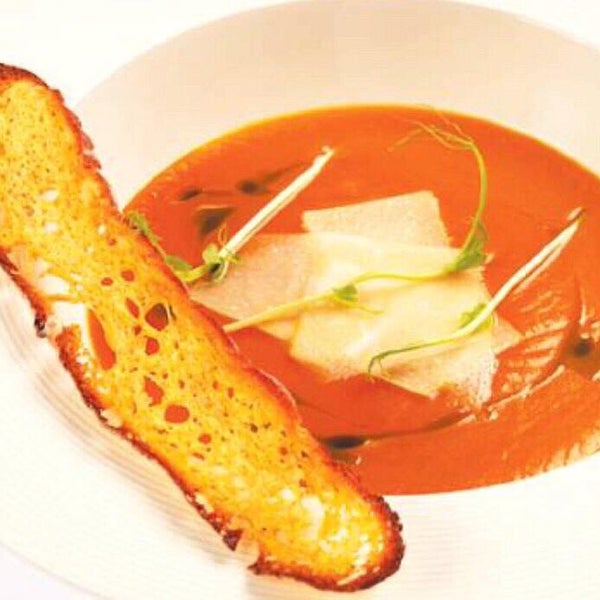 🇬🇧🇺🇸 Pumpkin soup with parmesan cheese and bread chips. Excellent!  🇭🇺 Sütőtök krémleves parmezánnal és ropogós kenyércsipsszel. Kiváló!
