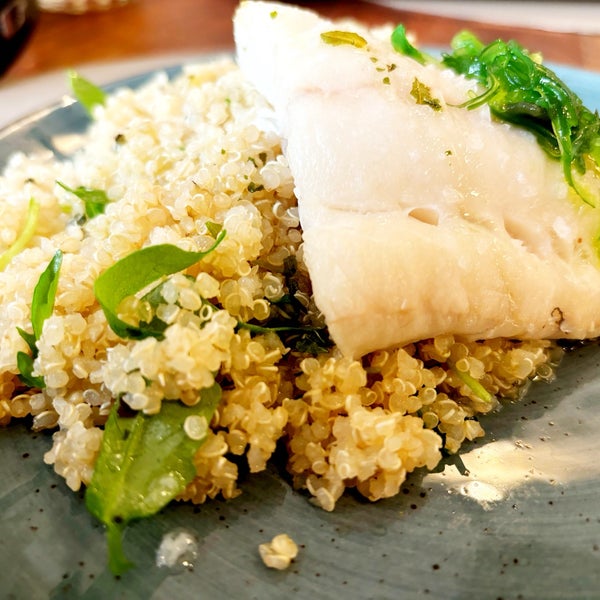 🐟 Pescado del día con ensalada de rúcula y quinoa.