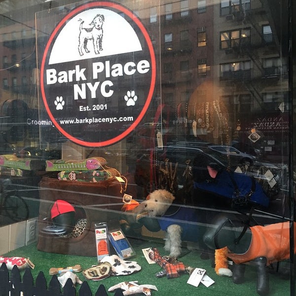 Foto tirada no(a) Bark Place NYC on 1st por James C. em 1/19/2015