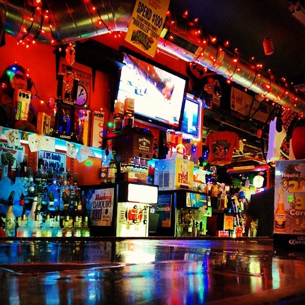 Foto scattata a The Ugly Monkey Party Bar da Travis B. il 12/18/2013