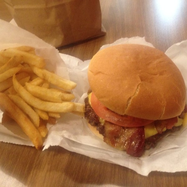 รูปภาพถ่ายที่ Fresh Burger โดย Edward C. เมื่อ 1/26/2014