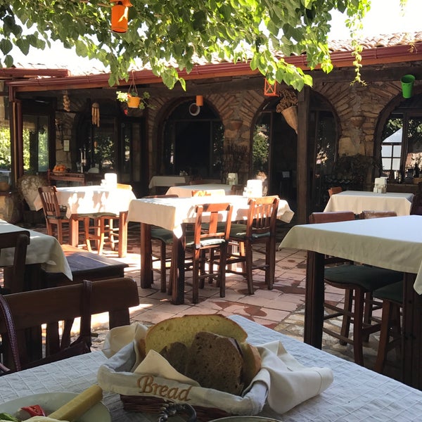 Das Foto wurde bei Tarihi Köy Restaurant von Diyetisyen Kübra E. am 9/23/2017 aufgenommen
