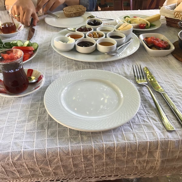 Das Foto wurde bei Tarihi Köy Restaurant von Diyetisyen Kübra E. am 9/23/2017 aufgenommen