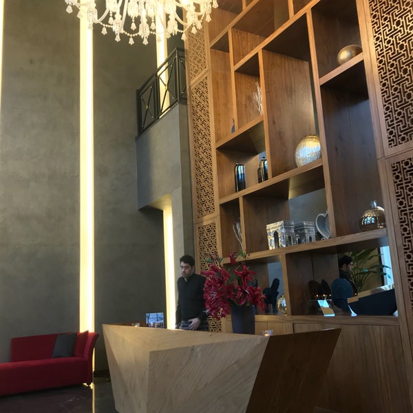Foto tirada no(a) OZ Lounge por Iyad N. em 8/23/2018