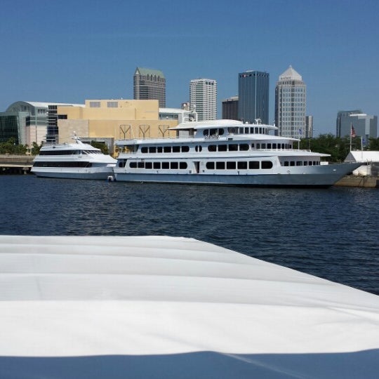 Foto tirada no(a) Yacht StarShip Dining Cruises por Marc E. em 4/30/2014