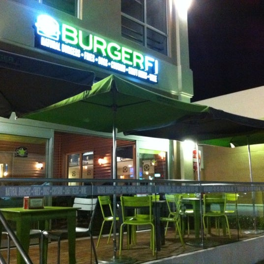Foto diambil di BurgerFi oleh Jihyun O. pada 12/23/2012