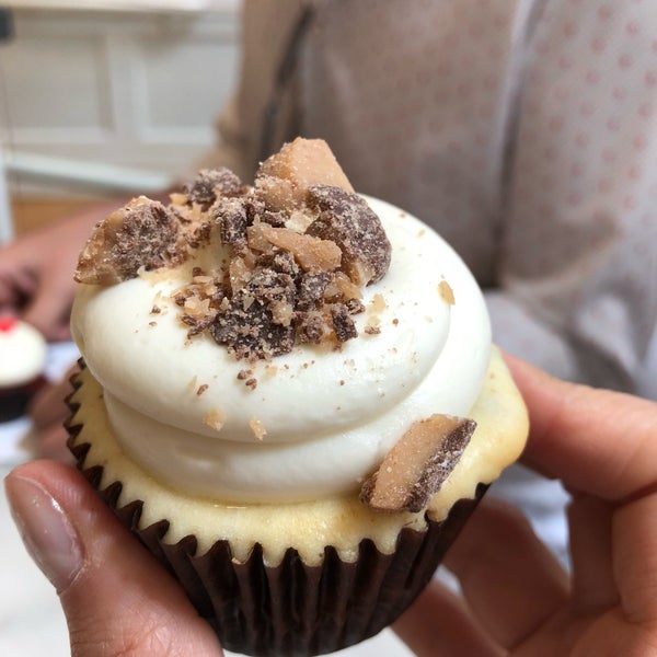 Photo taken at Georgetown Cupcake by Andra C. on 6/24/2018