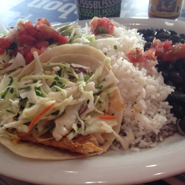 6/9/2014 tarihinde John A.ziyaretçi tarafından Wahoo&#39;s Fish Taco'de çekilen fotoğraf
