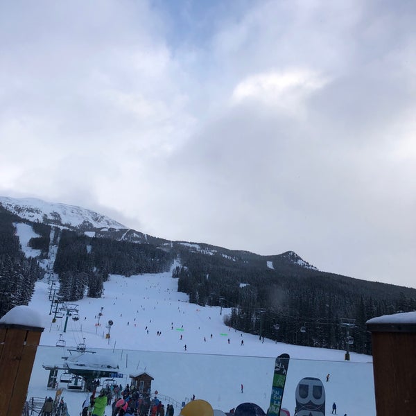 Снимок сделан в Lake Louise Ski Area &amp; Mountain Resort пользователем Mary L. 12/29/2018