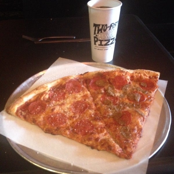 รูปภาพถ่ายที่ Two Fisted Mario&#39;s Pizza โดย Drew S. เมื่อ 8/29/2014