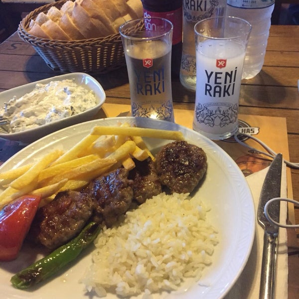 รูปภาพถ่ายที่ Liman Pub โดย Özgür B. เมื่อ 10/18/2018