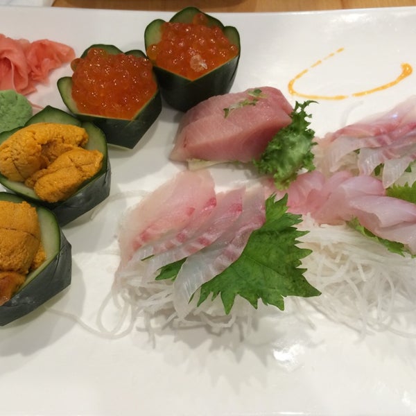 Foto scattata a Mogu Sushi da Michelle N. il 4/22/2014