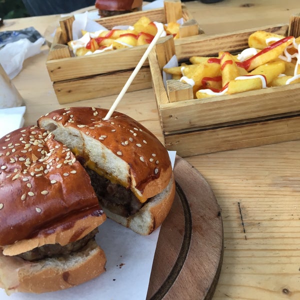 Photo taken at Köşk Kasap Burger &amp; Steak House by Tülay Y. on 5/12/2018