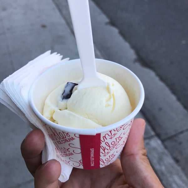 Photo taken at Sprinkles Beverly Hills Ice Cream by Eric C. on 7/11/2017