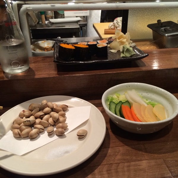 Foto tirada no(a) Itacho Japanese Izakaya and Sushi por Sam T. em 2/11/2014