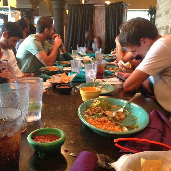 Foto tirada no(a) El Chaparral Mexican Restaurant por Jc P. em 8/16/2013