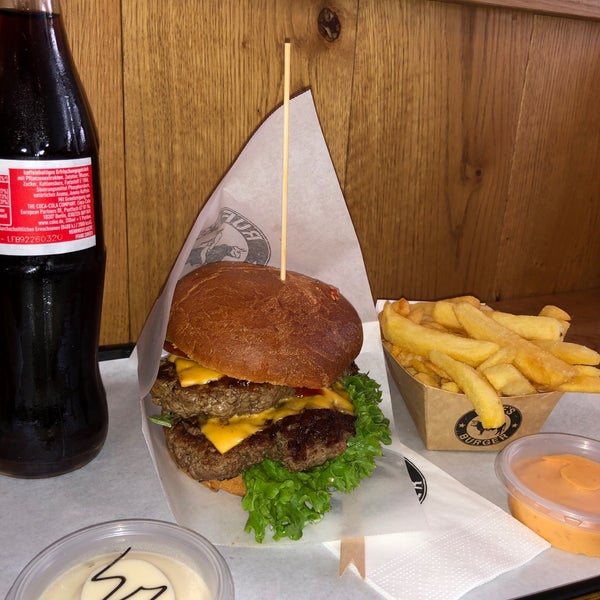 Foto diambil di Ruff&#39;s Burger Marienplatz oleh Abdullah pada 8/27/2019