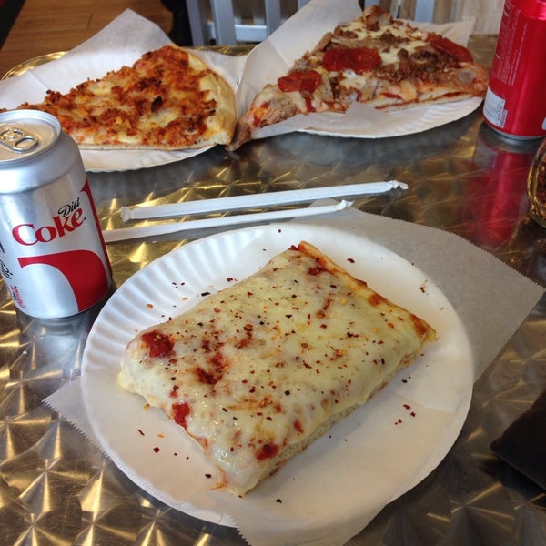 10/19/2013にMichele M.がNot Ray&#39;s Pizzaで撮った写真