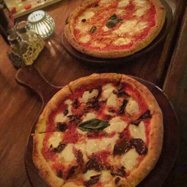 2/29/2016 tarihinde Sarah M.ziyaretçi tarafından LA RUSTICA Pizzeria'de çekilen fotoğraf