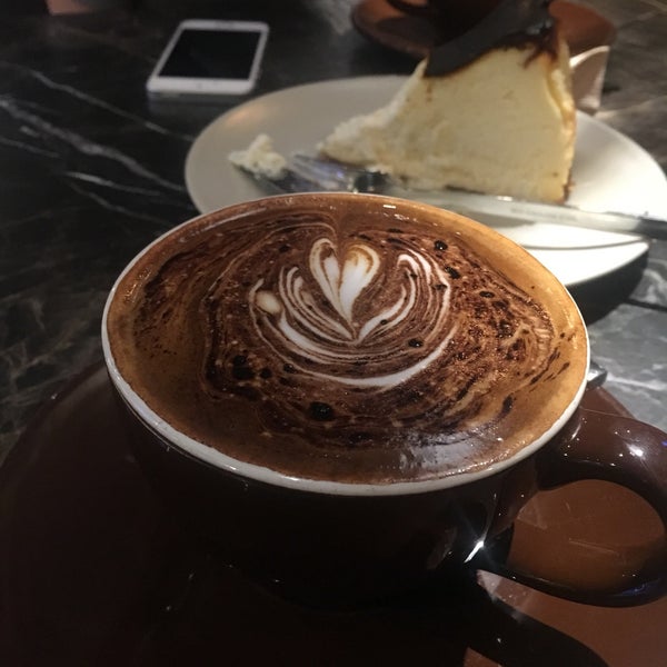 Foto tirada no(a) Two Cups Coffee por ///HndG/// em 2/13/2019