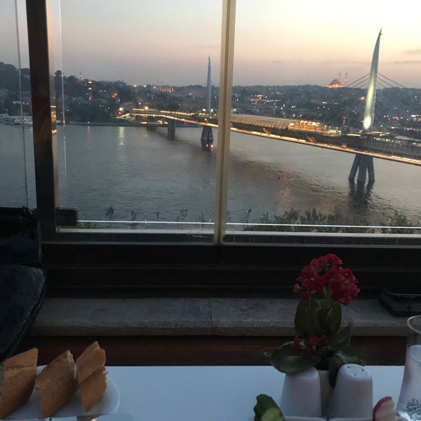 Foto tomada en Peninsula Teras Restaurant  por AYŞENUR K. el 7/22/2018