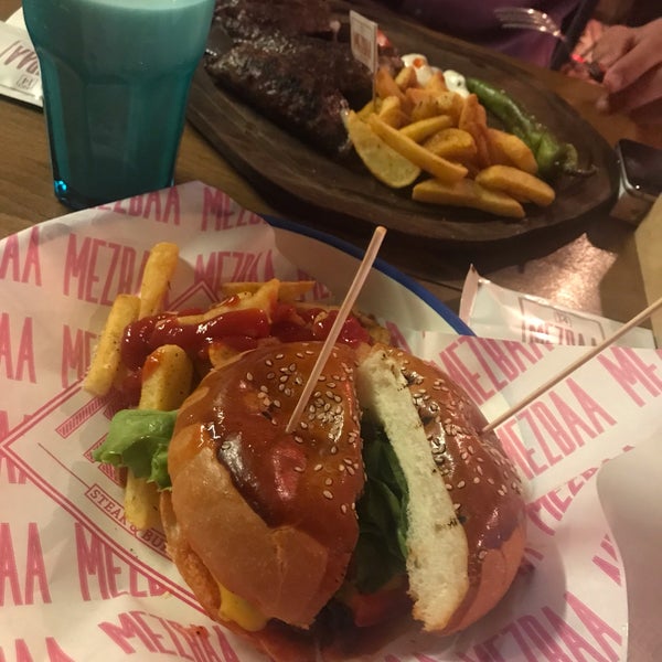 Снимок сделан в MEZBAA Steak&amp;Burger пользователем AYŞENUR K. 4/7/2019