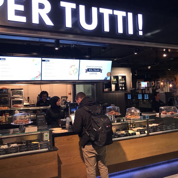 Photo taken at Per Tutti! by Peter H. on 10/22/2018