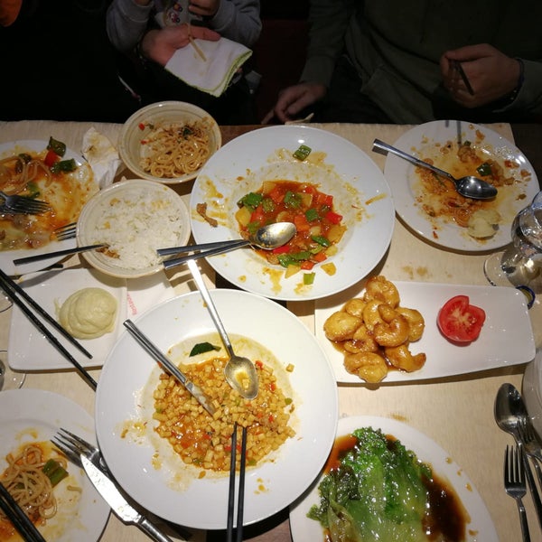 Kendi yaptıkları noodllelari ve et yemekleri harika. Burayı kesfettikten sonra meraktan iki farklı Uygur restoranına daha gittim. Burası hem yemek hem de ambians olarak no.1. Menüde Çin yemeğide var