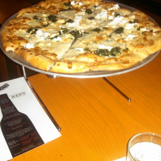 Das Foto wurde bei Nona&#39;s Pizza N. Mesa von cookie am 1/17/2014 aufgenommen
