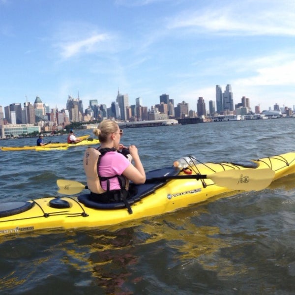 Foto tirada no(a) Manhattan Kayak + SUP por Suzy B. em 5/19/2016