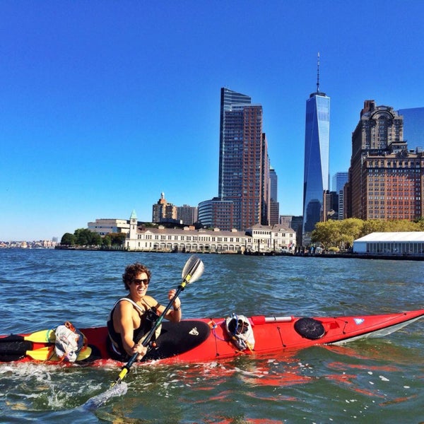 Foto tirada no(a) Manhattan Kayak + SUP por Suzy B. em 5/19/2016